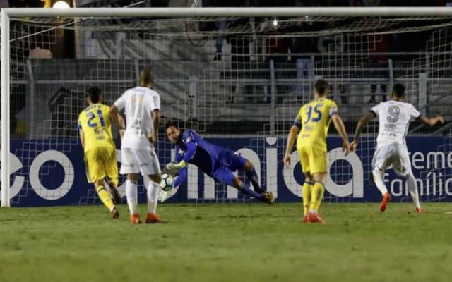 Diego Alves explica tática para defender pênaltis