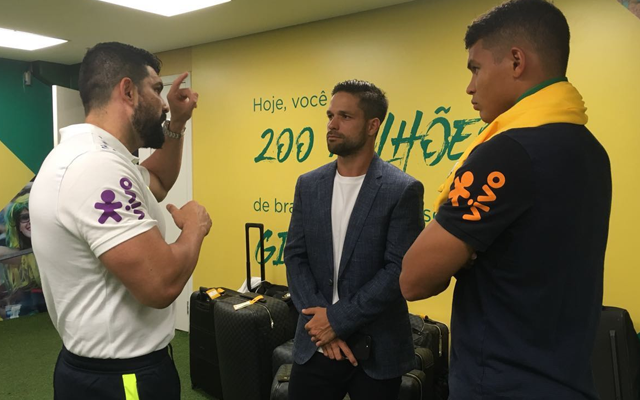 Cortado por lesão, Diego comparece ao Allianz Parque para jogo da seleção