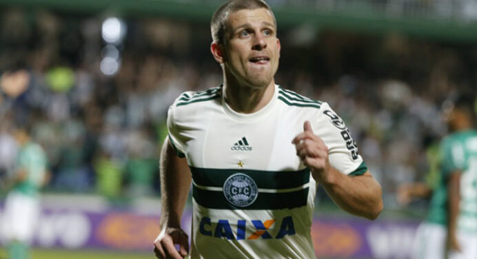 Santos entra na briga com o Flamengo por destaque do Coritiba