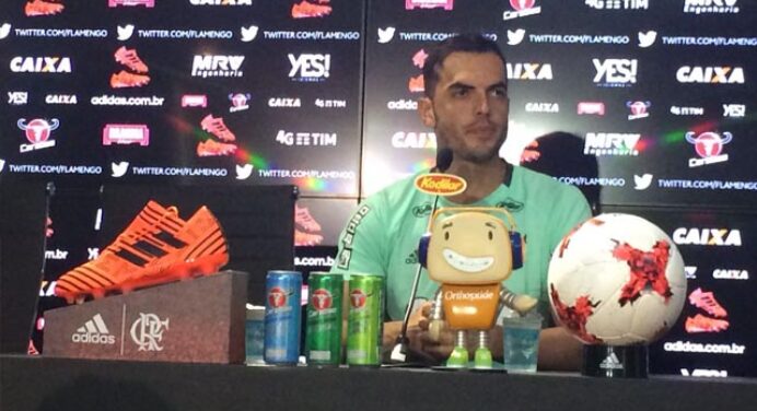 Clássico contra o Fluminense, parceria com Juan e mais; confira coletiva de Rhodolfo