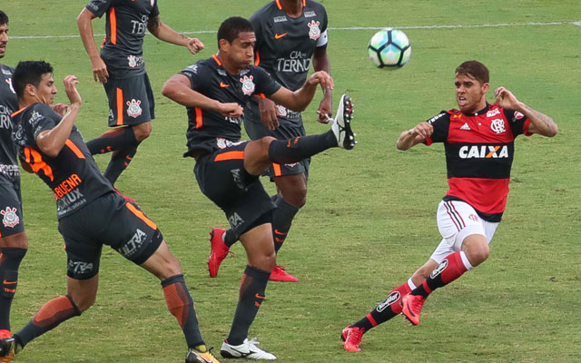 Internauta destaca versatilidade de Cuéllar contra o Corinthians; veja vídeo