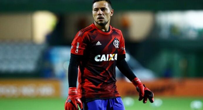 Diego Alves faz exercícios nas férias para voltar mais preparado