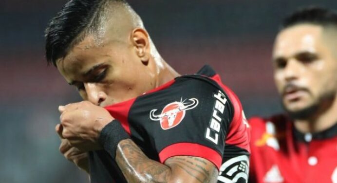 Everton se junta ao Fla em Salvador e Réver será reavaliado