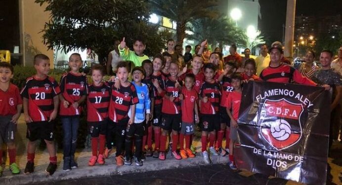 Fãs de escolinha do Flamengo em Barranquila falam sobre ídolos rubro-negros
