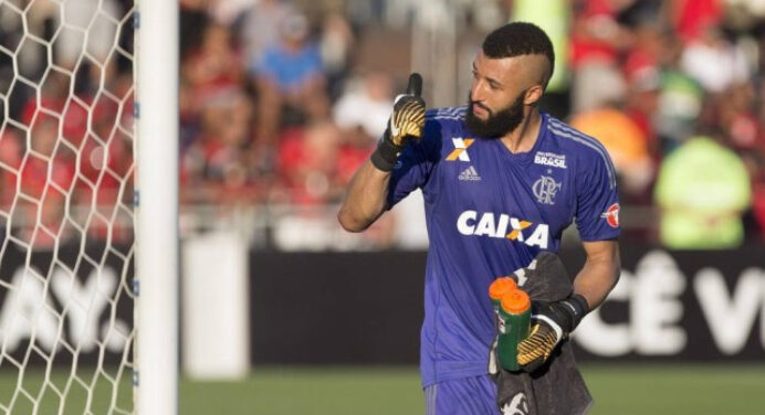 Má fase de Muralha inspira chargista