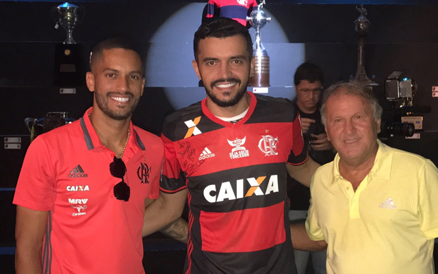 Irmão de Rômulo dá resposta polêmica a torcedor sobre futuro do atleta