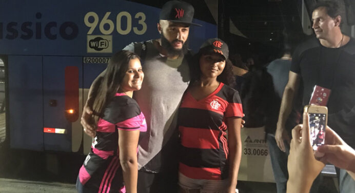 Após cometer erros cruciais em derrota, Alex Muralha posa para foto com torcedoras