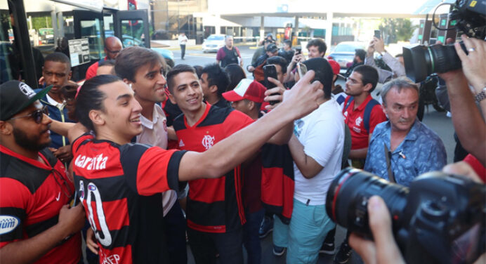 Fla chega a Buenos Aires e Garotos do Ninho são tietados; veja imagens