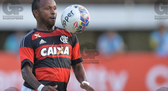 Lateral criticado no Fla acerta retorno ao Brasil