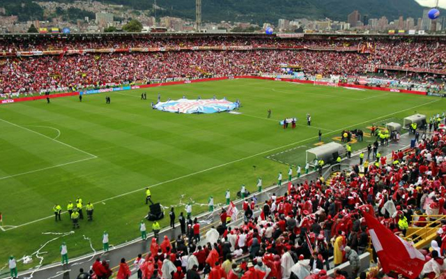 Independiente proíbe treino com chuteiras e Fla não reconhece gramado da decisão