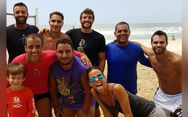 Fora de decisão, Guerrero joga futvôlei na praia