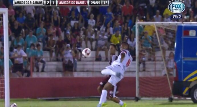 Rafael Vaz marca golaço em jogo festivo; veja