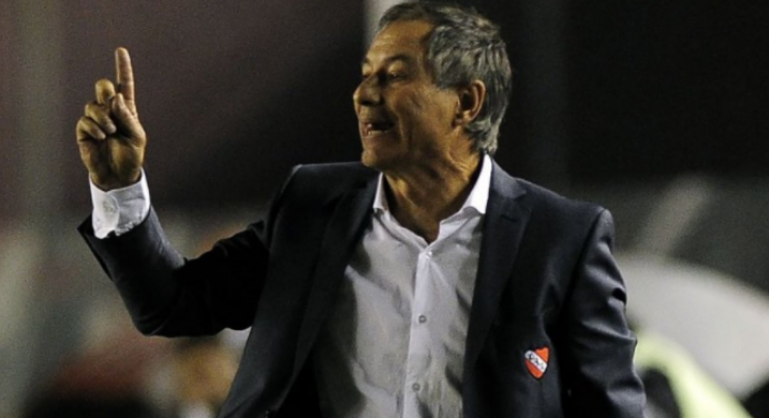 Em entrevista, técnico do Independiente ironiza a torcida do Flamengo