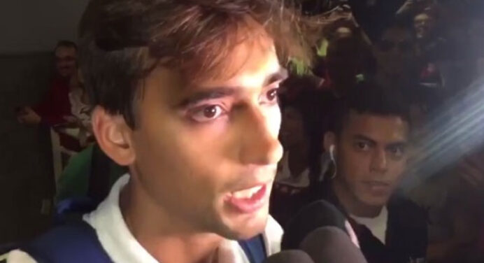 No desembarque em Salvador, César é fortemente ovacionado pela torcida