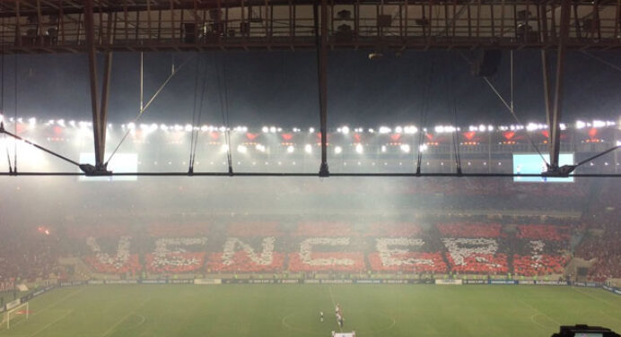 Torcida do Flamengo faz mosaico com trecho do hino na final da Sul-Americana