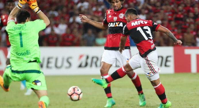 Jornal português divulga interesse de Sporting em Trauco e Arão