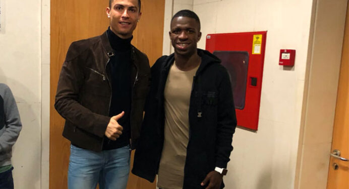 Vinicius Jr. posta foto com Cristiano Ronaldo e elogia o craque: “Melhor do mundo”
