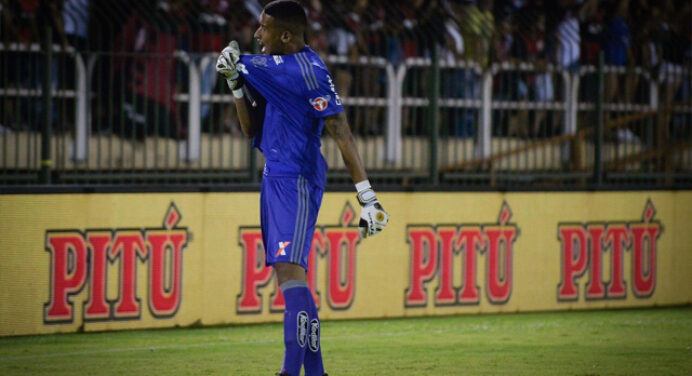Gabriel Batista completa quatro anos no Fla e comemora nas redes