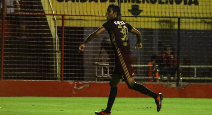 Emprestado pelo Fla, Gabriel marca golaço em estreia pelo Sport
