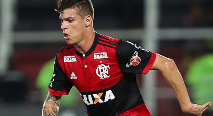 Santos estuda cobrar Flamengo na justiça após recusa de volante Ronaldo