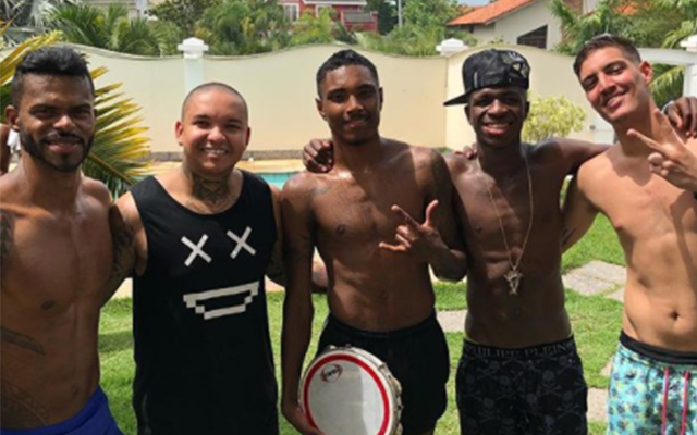 Vinicius Júnior publica foto ao lado de antigo alvo do Fla e torcida pede contratação