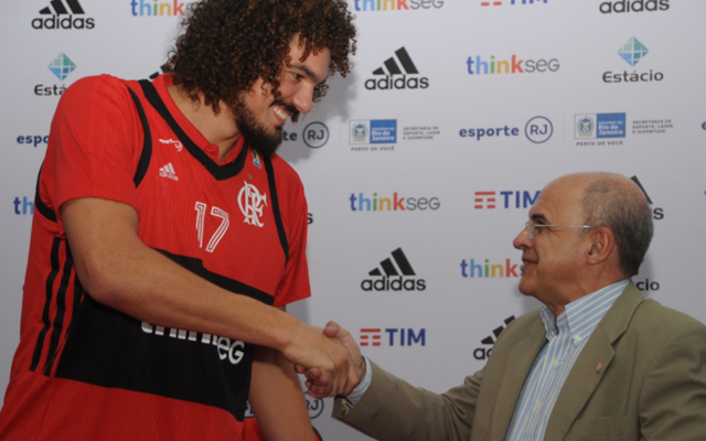 Anderson Varejão é apresentado e se diz torcedor do Flamengo