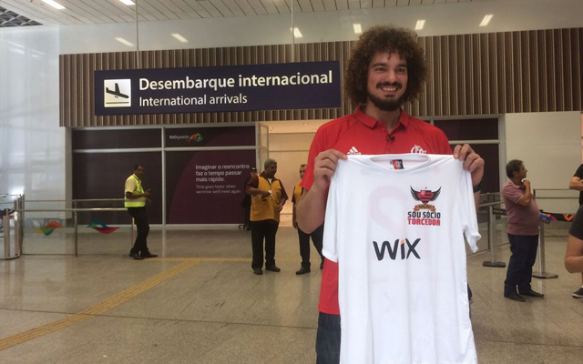 Anderson Varejão chega ao Rio de Janeiro para ser apresentado pelo Fla