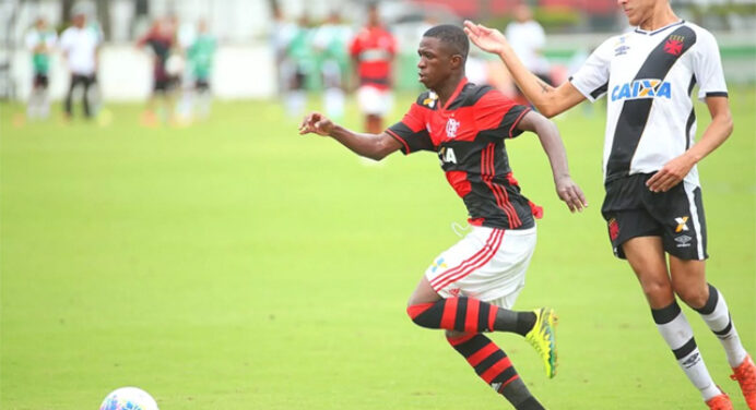 Vinícius Júnior é citado em matéria de jornal espanhol após gol perdido no clássico