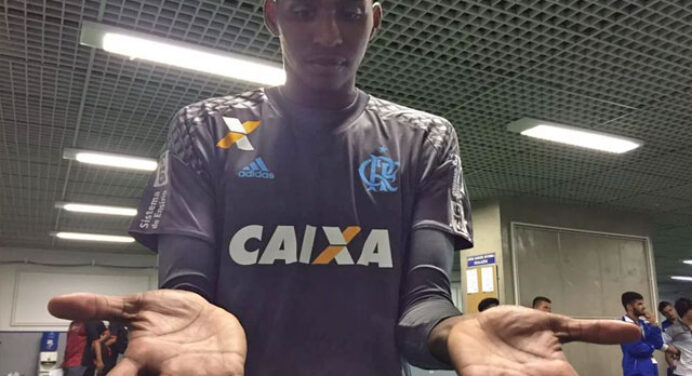 Com 18 anos e 1,99m, goleiro do Fla chama atenção na Copa São Paulo