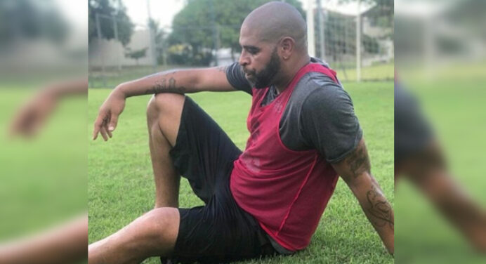 Imperador posa com colete do Flamengo e torcedores opinam sobre volta