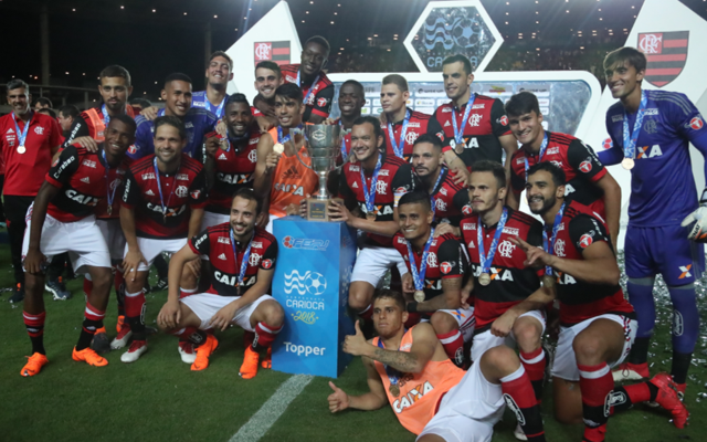 Apesar de mudanças e baixa premiação, elenco do Fla comemora Taça Guanabara