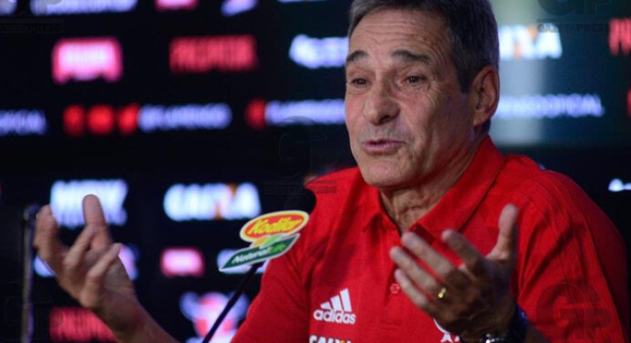Carpegiani fala sobre mudança na formação: “Não preciso de dois volantes para jogar”
