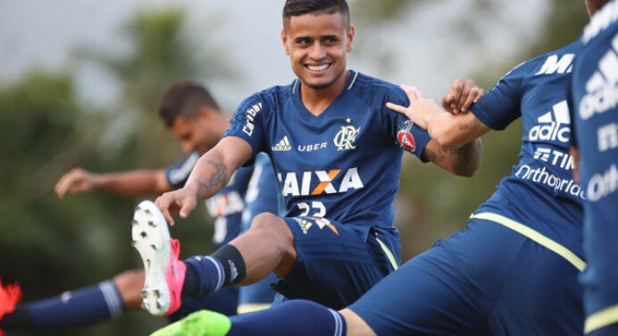 Jornalista indica que Everton será lateral titular contra o Botafogo