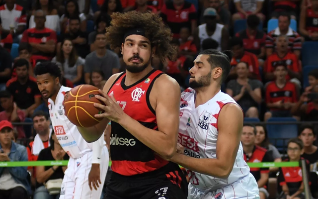 GE: Varejão leva a melhor em duelo contra Leandrinho, e Flamengo atropela o Franca