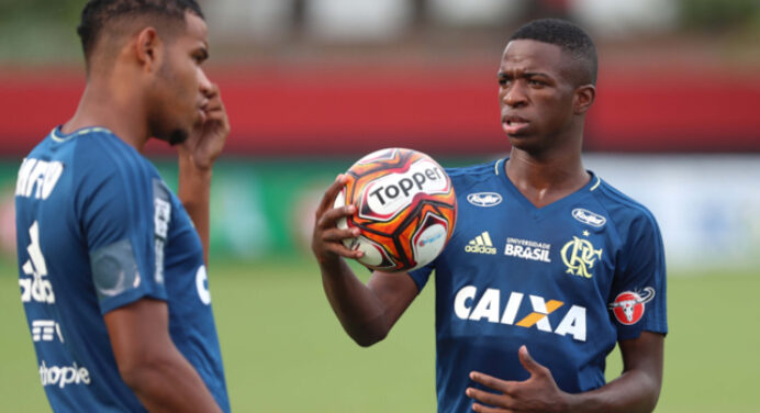Jornal espanhol se espanta por Vinicius Júnior não entrar em partida contra o River Plate