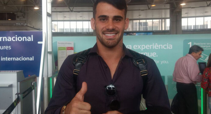 Viu essa? Felipe Vizeu embarca com destino à Europa para realizar exames médicos