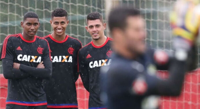 EI: “Os garotos por trás da foto: promessas do Fla comemoram convívio com Julio Cesar”
