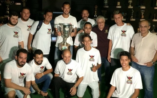 Flamengo: “Réver visita Fla Memória e deixa troféu da Taça Guanabara na exposição”