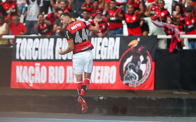 Se preparando para retornar ao campo, Rhodolfo completa um ano de Fla