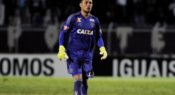 Comentaristas contestam Diego Alves por gol do Macaé: “O lance parece mais fácil a cada replay”