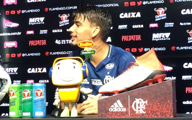 Paquetá comemora jogar ao lado de Julio Cesar: “A gente vê o Julio transparecer Flamengo”