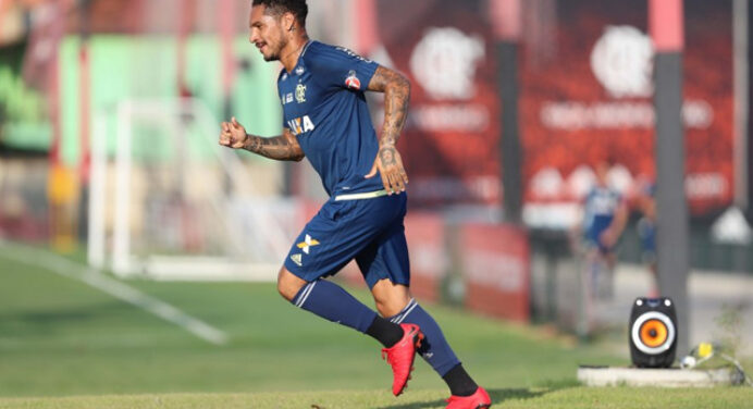 Rodrigo Caetano elogia boa forma de Guerrero: “É um profissional exemplar”