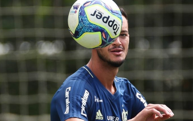 Réver treina com o elenco e pode voltar em clássico contra o Fluminense