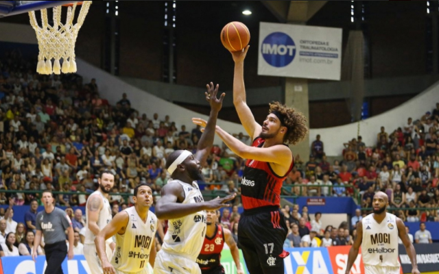 Cubillán brilha, Varejão faz duplo-duplo e Flamengo vence Mogi em jogo eletrizante