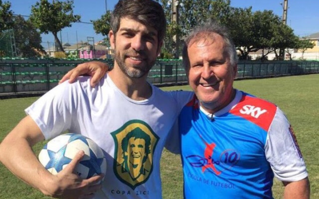 Juninho Pernambucano responde a seguidores no Twitter: 'Fora