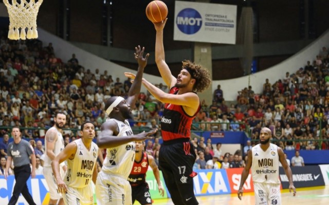 Flamengo: “Cubillán brilha, Varejão faz duplo-duplo e Flamengo vence Mogi em jogo eletrizante”