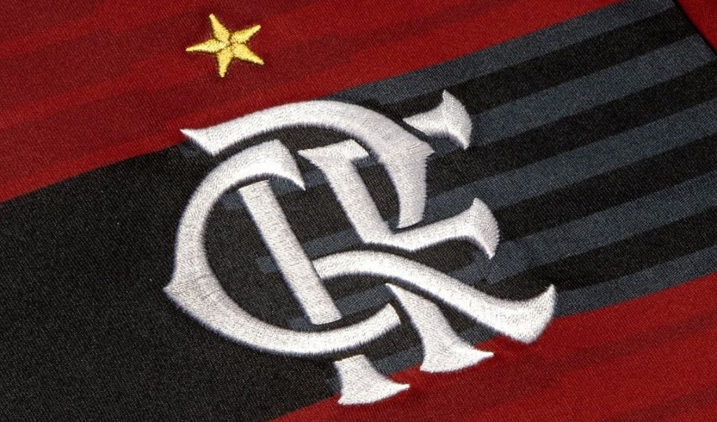 Novo escudo, cor forte e mais listras: Fla apresenta novo uniforme com muitas mudanças