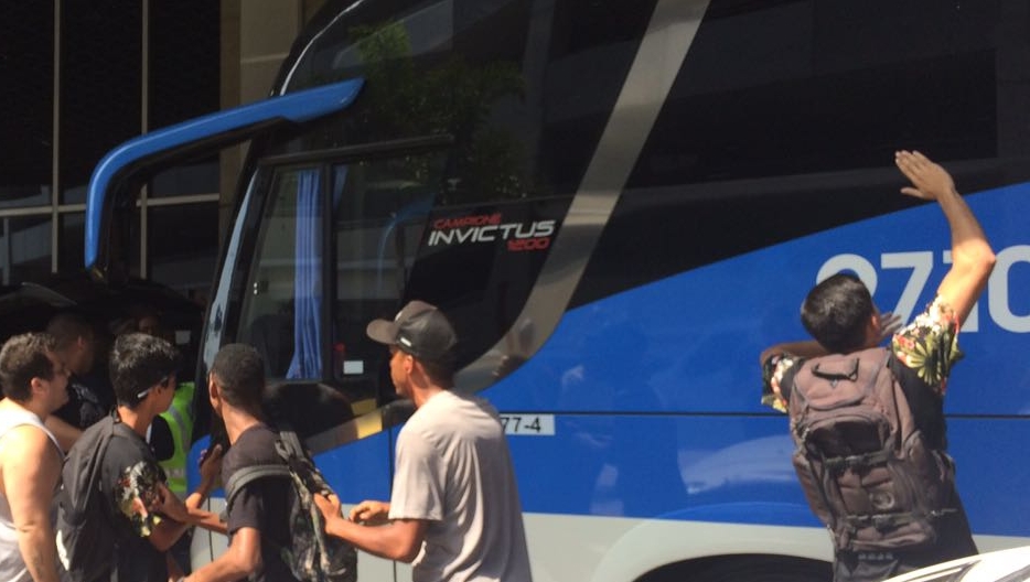 Flamengo desembarca no Rio sob xingamentos e protesto de torcedores