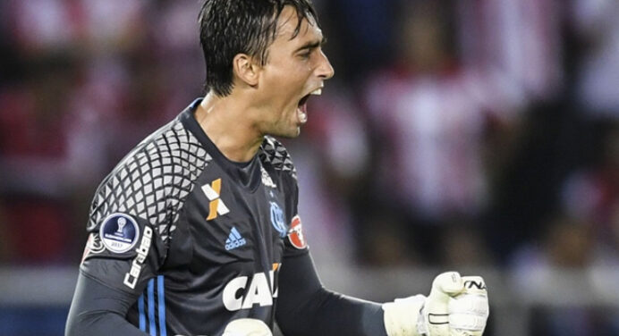 Flamengo se reúne com César por renovação contratual