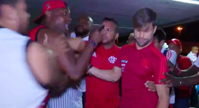 Jornalista critica diretoria por tumulto em aeroporto e diz que jogadores podem se desvincular do clube